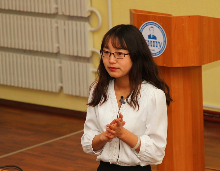 Волонтерка Hongyan Hu.JPG